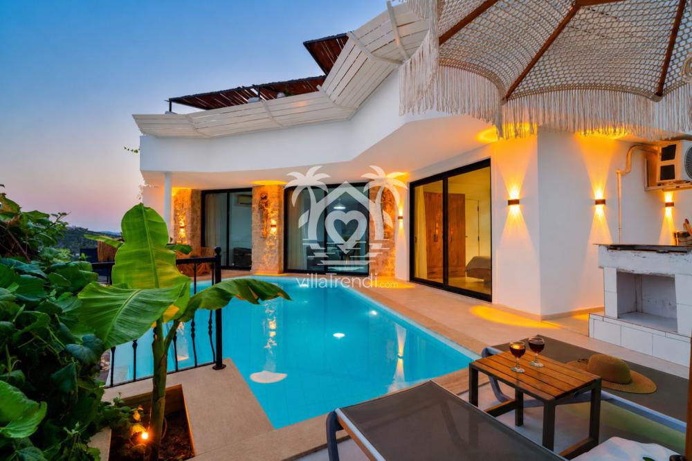Kalkan Akbel kiralık villa Phuket gece dış cephe ve havuz görünümü.