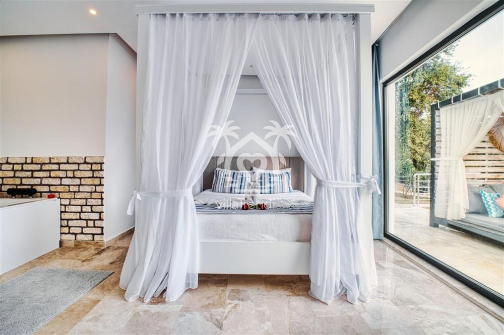 Villa Pitaya Vadi balayı çiftleri için özel cibinlikli lüks yatak odası.