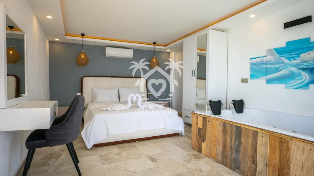 Villa Boho Kalkan deniz manzaralı çift kişilik ebeveyn yatak odası.