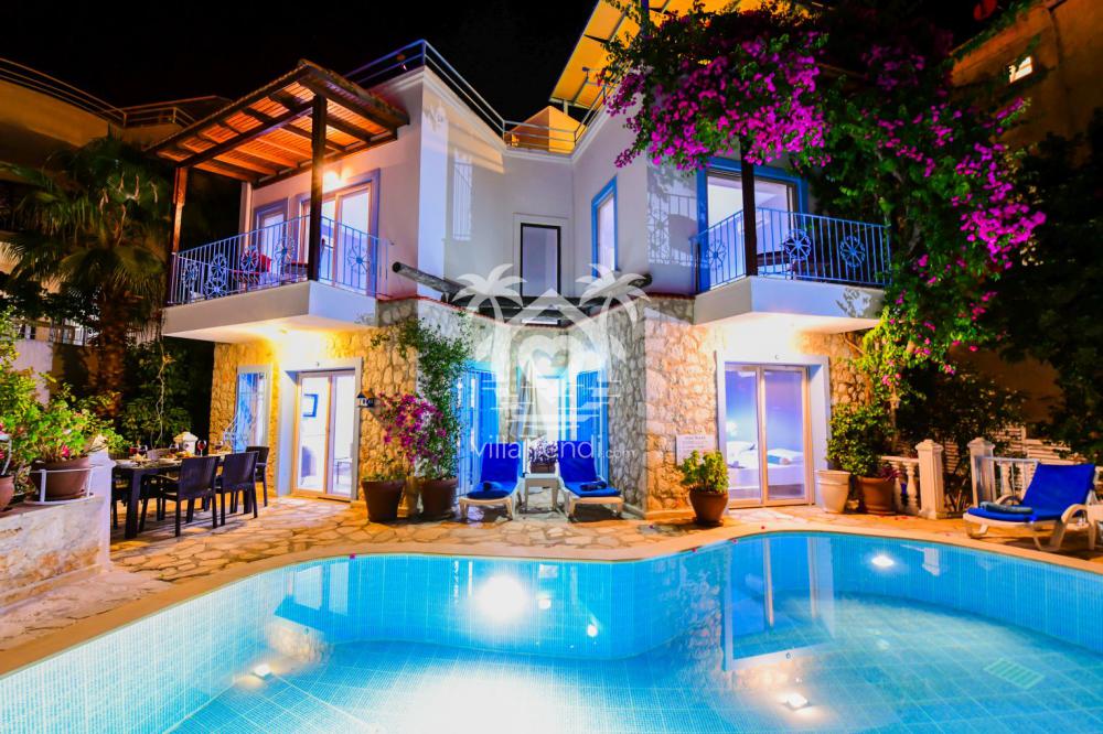 Kalkan merkezde yer alan Villa Kalkan Blue lüks dış cephe ve gece havuz manzarası.