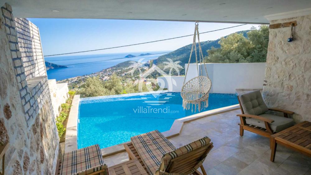 Villa Kapsül Kalkan deniz manzaralı sonsuzluk havuzu ve korunaklı havuz terası.