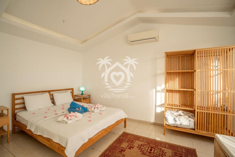 Kalkan balayı villası deniz manzaralı konforlu yatak odası.