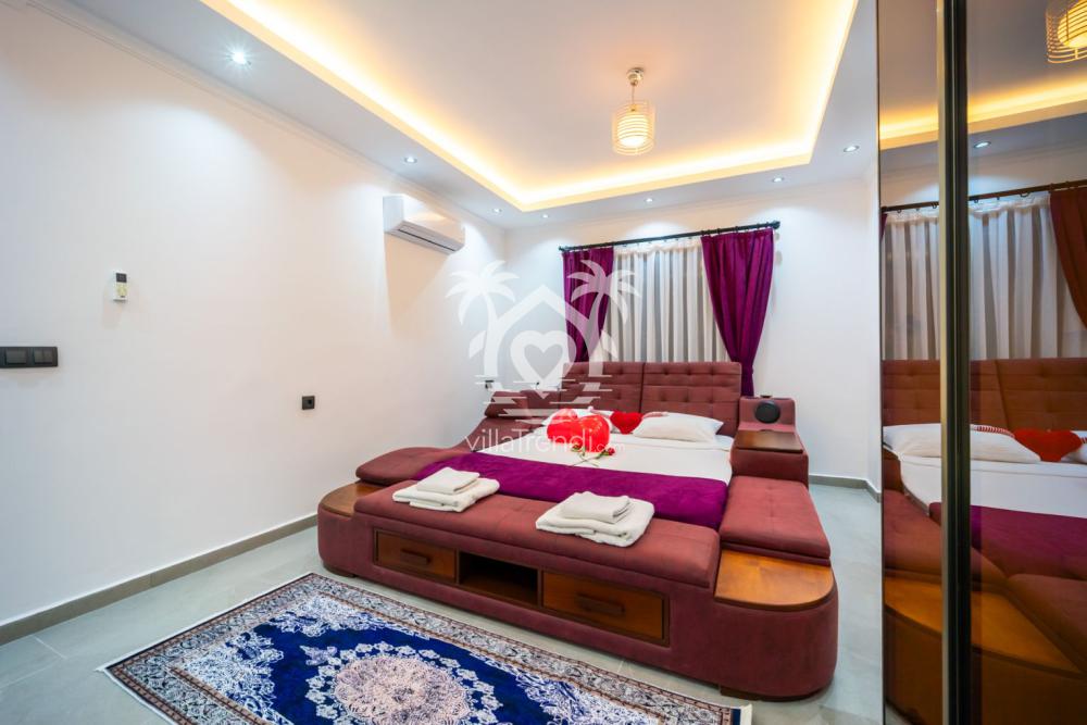 Villa Zio masajlı yatak ve jakuzili romantik master yatak odası.
