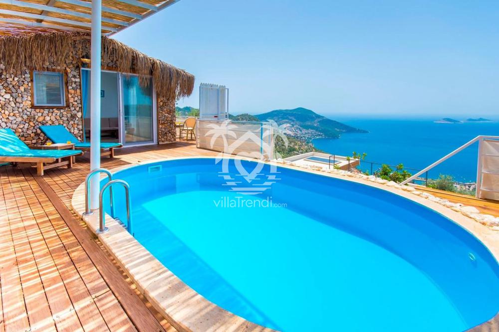 Kalkan deniz manzaralı korunaklı özel yüzme havuzu.
