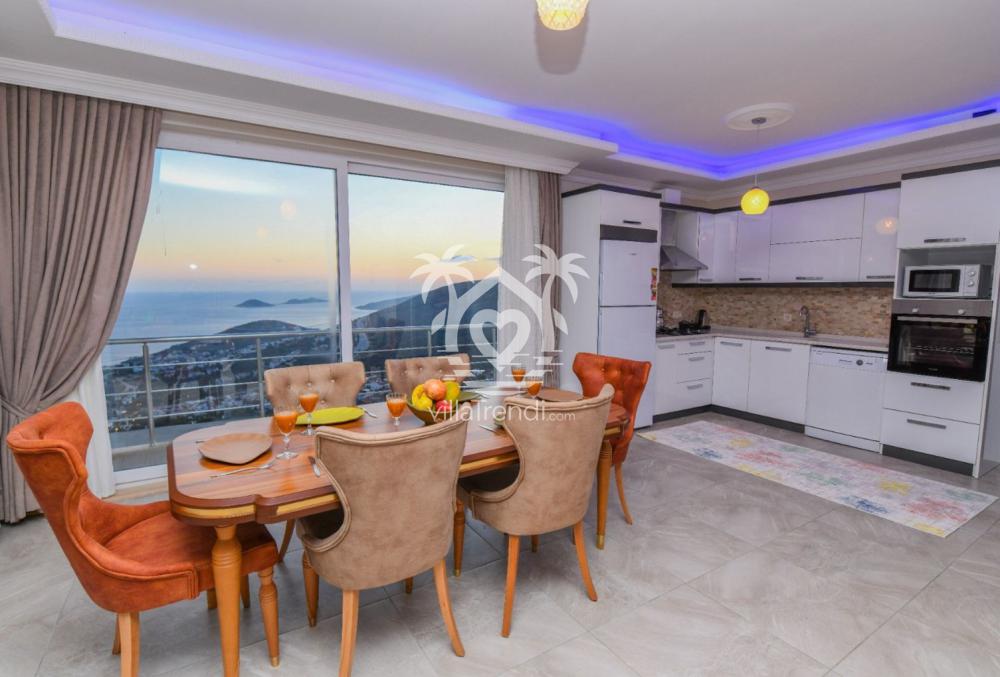 Kalkan deniz manzaralı villa Samui yemek masası ve mutfak.