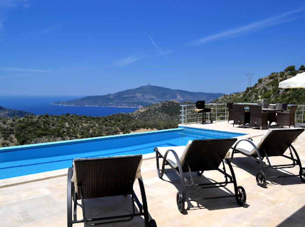 Kalkan deniz manzaralı kiralık villa My şezlong ve havuz keyfi.