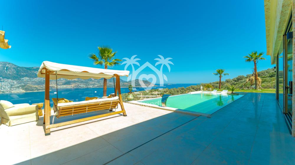 Kalkan Fırnaz Koyu Villa Şatoram havuz terası ahşap dinlenme locası.