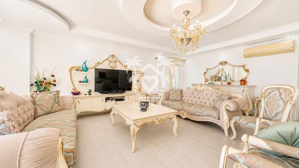 Kalkan İslamlar kiralık villa lüks salon oturma grubu ve deniz manzarası.