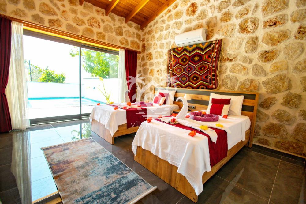 Kalkan kiralık taş ev Oran çift kişilik konforlu yatak odası.