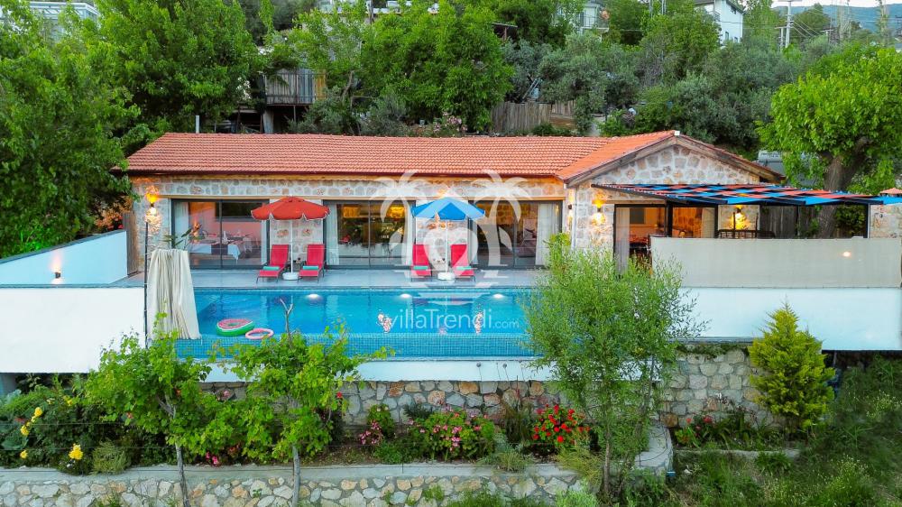 Kalkan İslamlar kiralık taş villa Oran akşamüstü havuz manzarası.