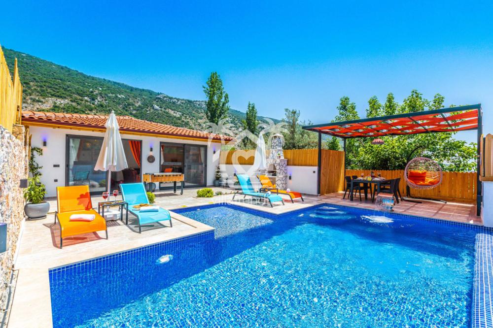 Villa Zoon tam korunaklı özel yüzme havuzu ve güneşlenme terası
