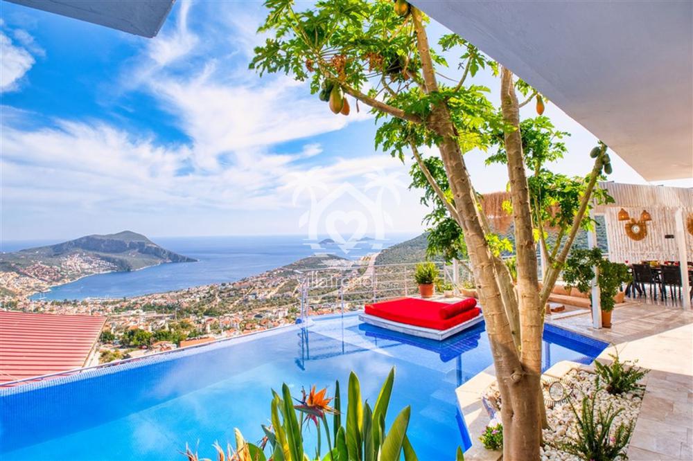 Kalkan kiralık villa Marin sonsuzluk havuzu ve deniz manzarası.