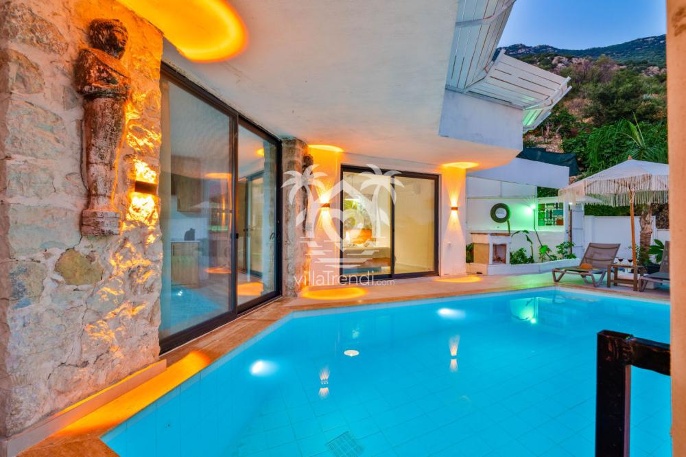 Villa Phuket Kalkan gece aydınlatmalı romantik havuz manzarası.