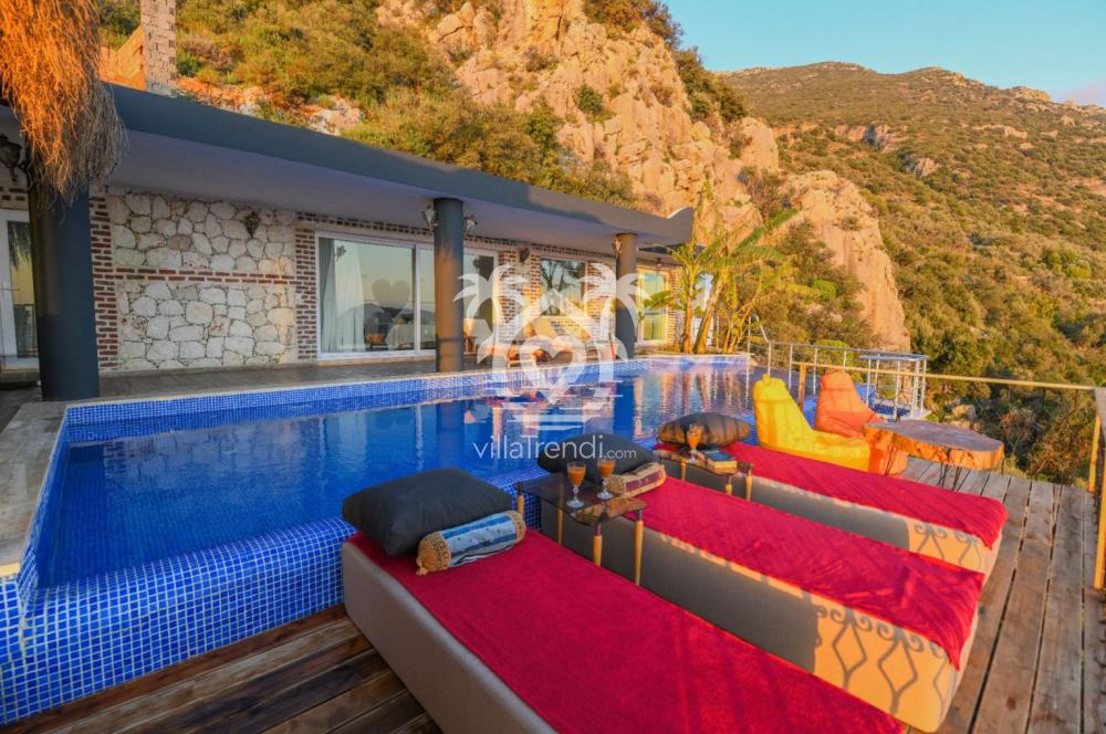 Kalkan lüks kiralık villa Samui havuz ve şezlonglar.