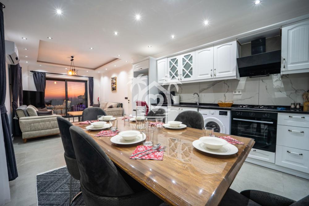 Villa Zio tam donanımlı modern Amerikan mutfak ve yemek masası.