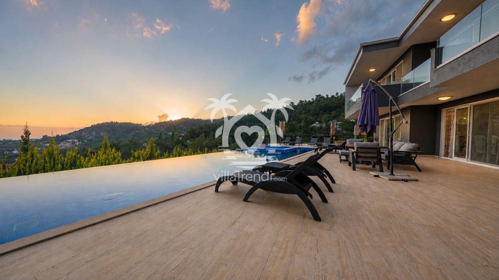 Kalkan deniz manzaralı sonsuzluk havuzu (infinity pool) ve romantik gün batımı.