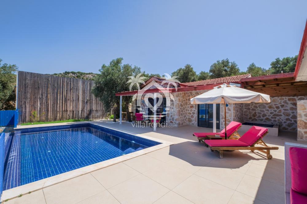 (Kapak Görseli): Kalkan Üzümlü mevkisinde yer alan Villa Dr 2'nin panoramik deniz manzaralı korunaklı yüzme havuzu.