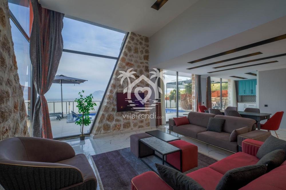 Kalkan Üzümlü villa tatili için ideal Villa Karaorman'ın havuz terasına açılan ferah salonu.