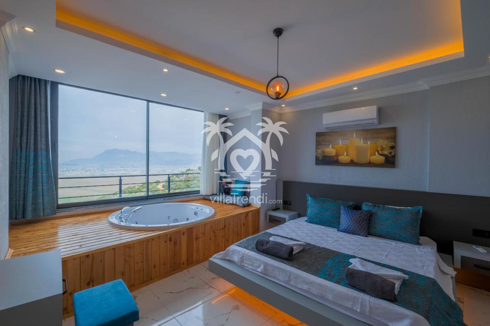Villa Karaorman Kalkan'ın oda içi lüks jakuziye sahip master süit yatak odası.