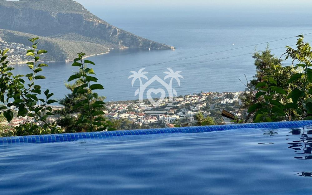 Villa Aslan Çırağan sonsuzluk havuzundan panoramik Kalkan liman manzarası.