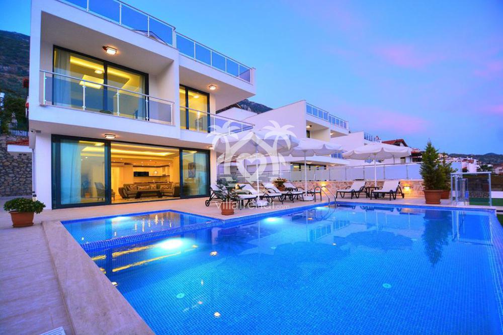 3 Aile için Kalkan kiralık Villa Kaliza Trio özel havuz ve gece dış cephe görünümü.