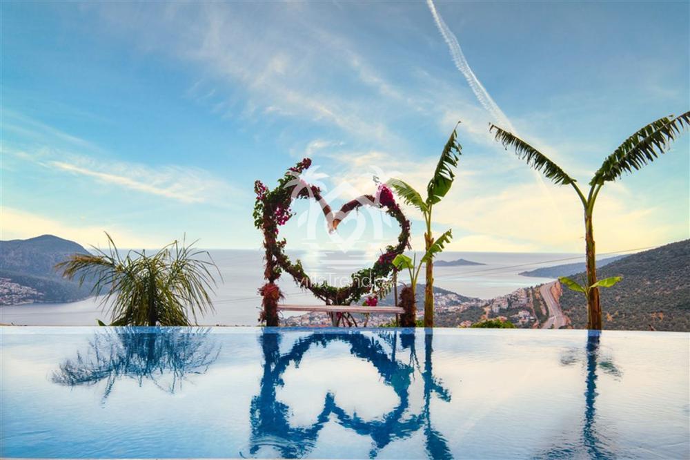 Villa Pitaya Vadi havuz terasında romantik kalp dekoru ve Akdeniz panoraması.