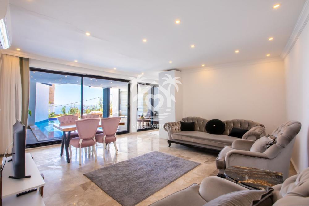 Kalkan Akbel'de panoramik deniz manzaralı ferah salon ve oturma alanı.