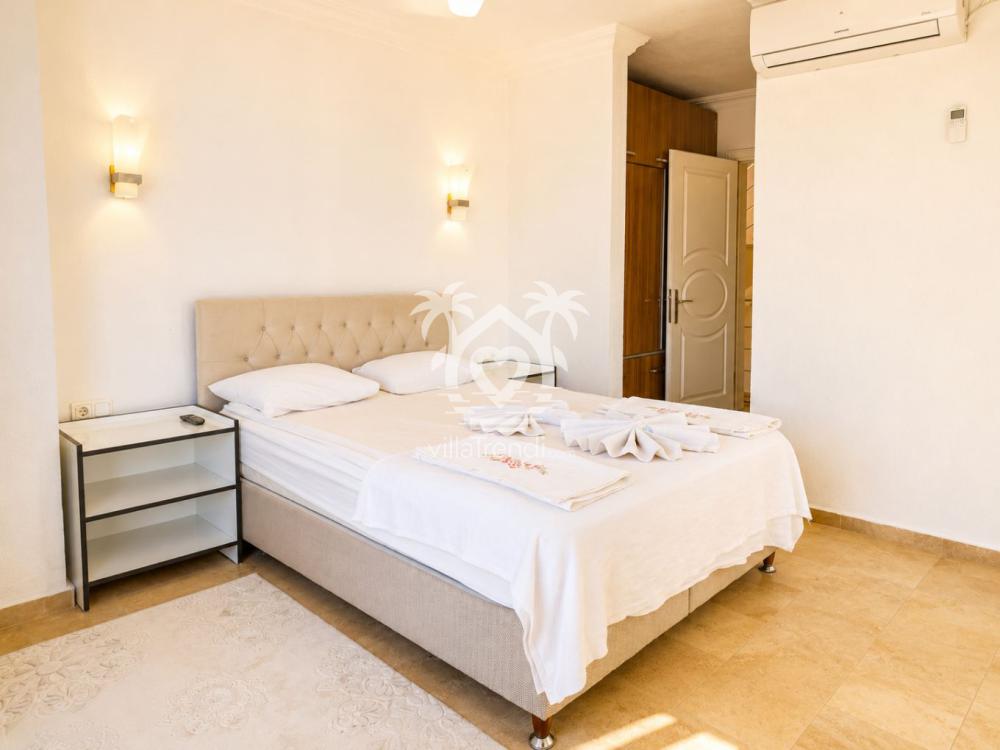 Villa Darüsselam klimalı ve konforlu misafir yatak odası.
