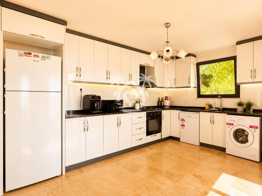 Villa Darüsselam tam donanımlı modern Amerikan mutfak.