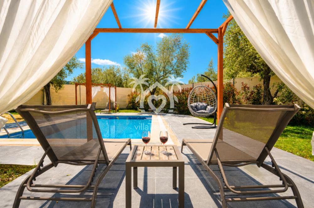 Fethiye doğa tatili için tüllü kameriye (gazebo) ve havuz başı dinlenme alanı.
