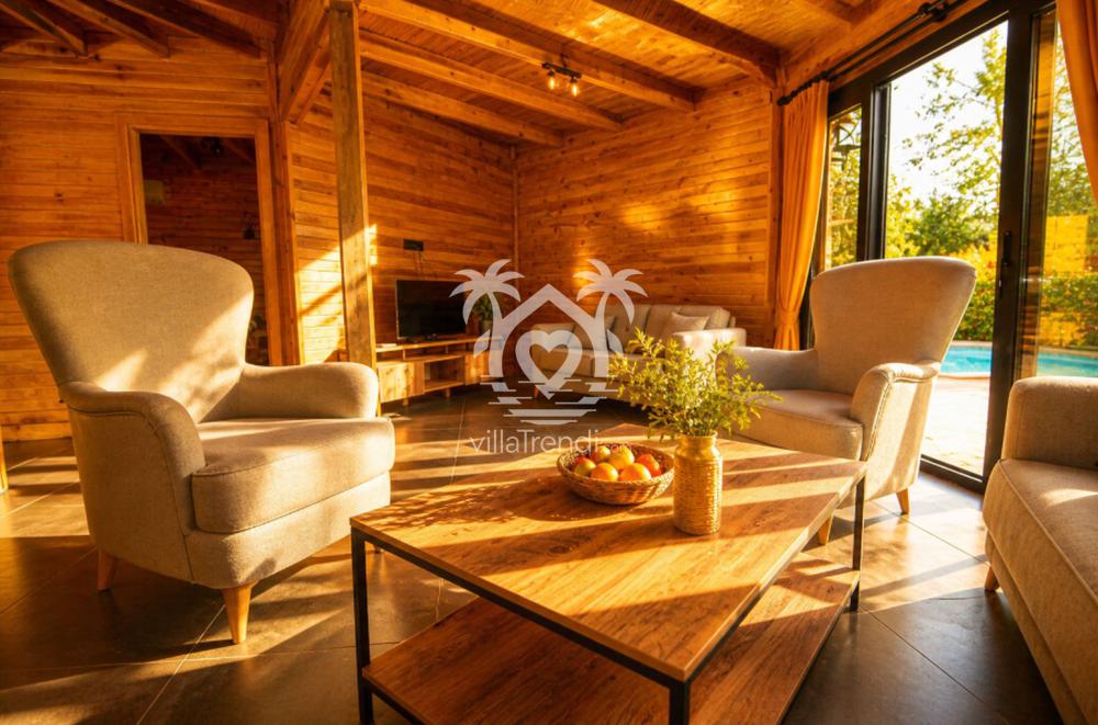 Arkadaş grupları için konforlu, klimalı ve ahşap tasarımlı villa salonu.