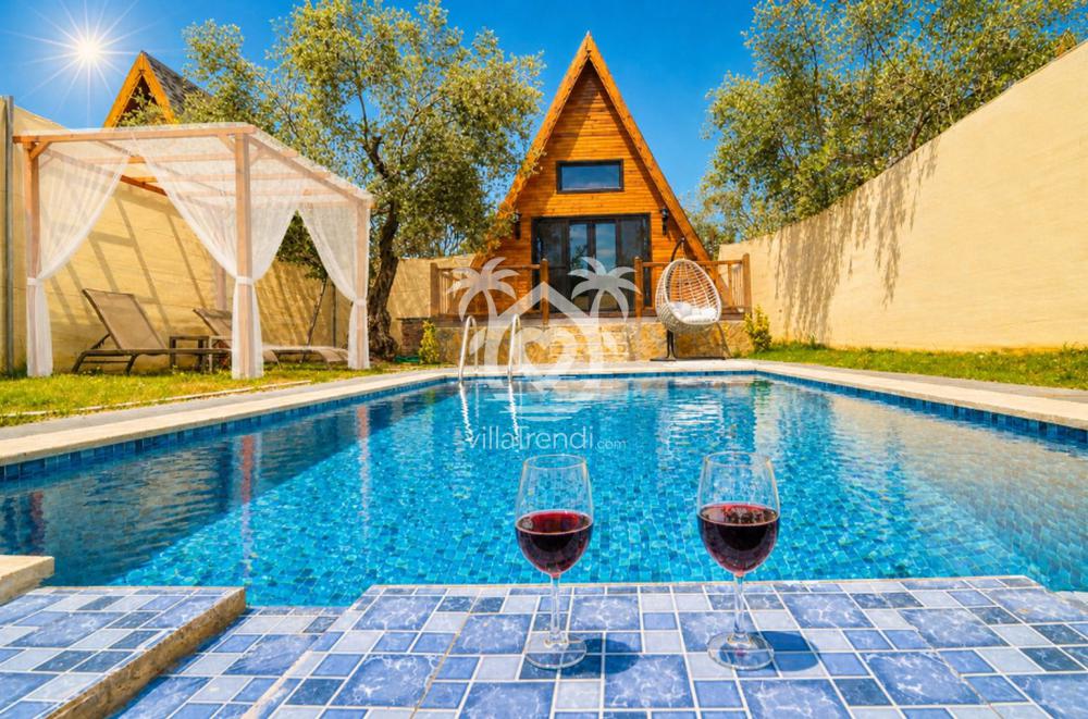 Trend Bungalov Kayaköy 2'nin dış gözlerden tamamen uzak, %100 korunaklı özel yüzme havuzu ve güneşlenme alanı.