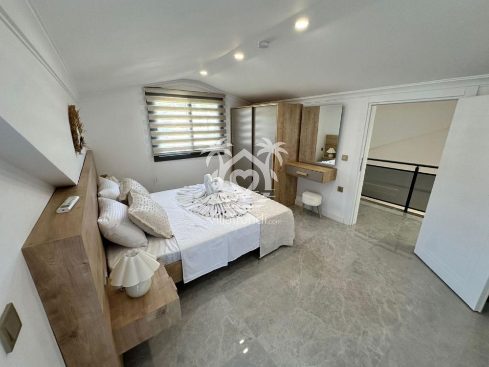 Villa Berfin çift kişilik yataklı konforlu ebeveyn yatak odası.