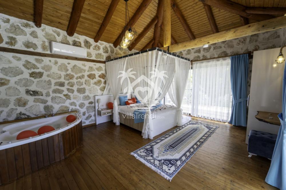 İslamlar muhafazakar villa ahşap mimarili ferah misafir yatak odası.