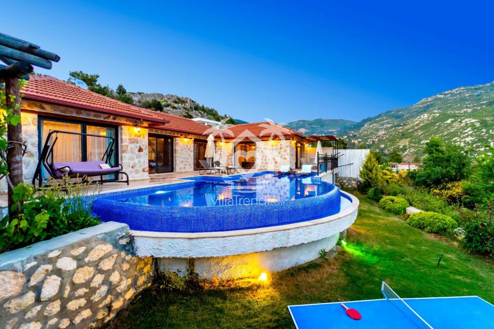 Kalkan İslamlar Villa Nutella korunaklı havuz terası ve oturma alanı.