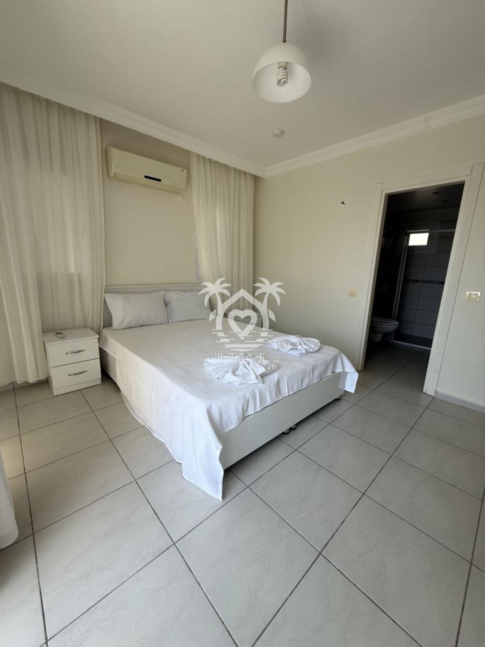 Fethiye Ölüdeniz lüks villa ebeveyn banyolu çift kişilik yatak odası.