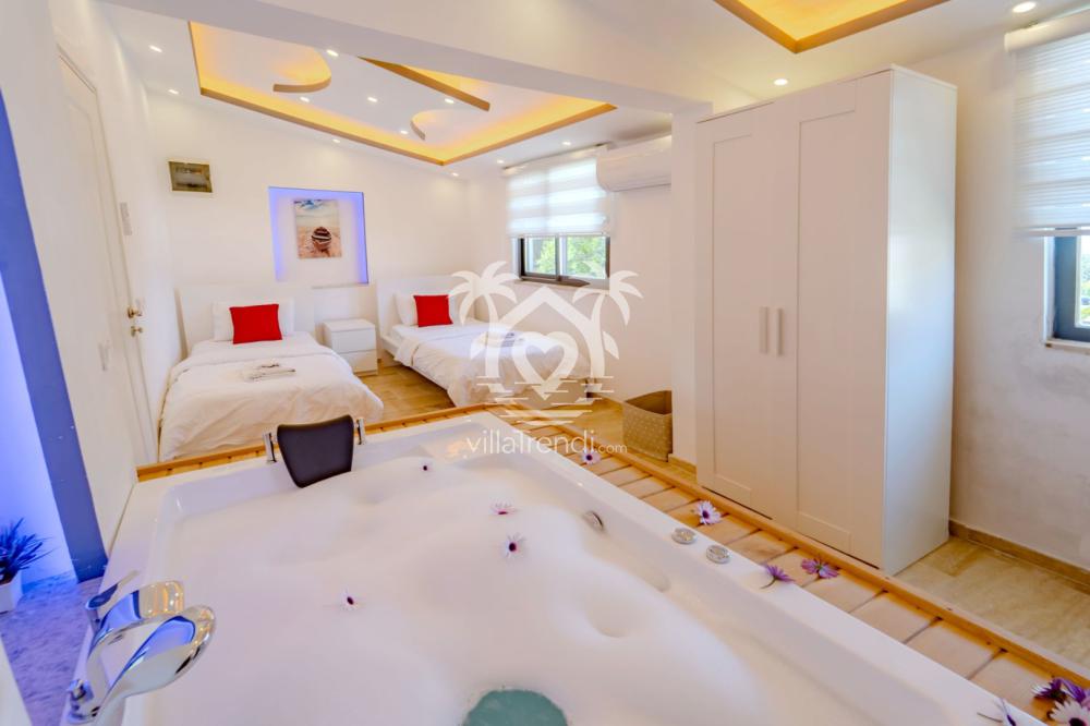 Kaş kiralık villa şık tasarımlı ebeveyn banyosu ve jakuzi.