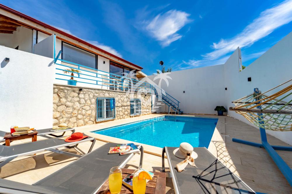 Kaş Gelemiş kiralık Villa Kutay özel havuz ve dış cephe görünümü.