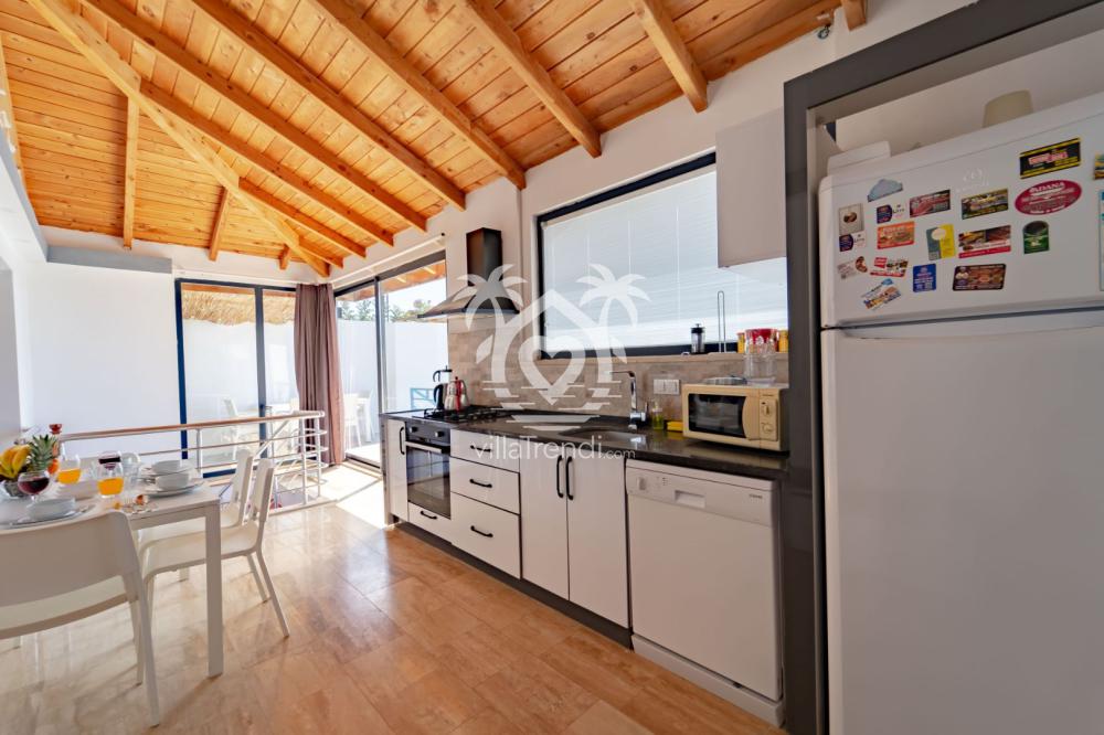 Villa Kutay modern Amerikan mutfak ve yemek alanı tasarımı.