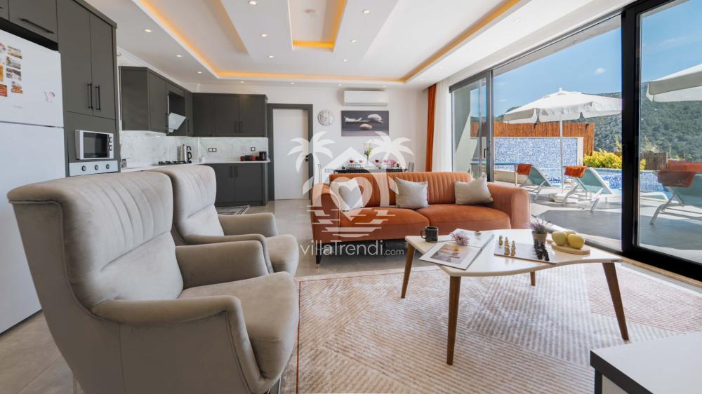 Havuz terasına doğrudan açılan konforlu ve modern dizaynlı lüks salon.