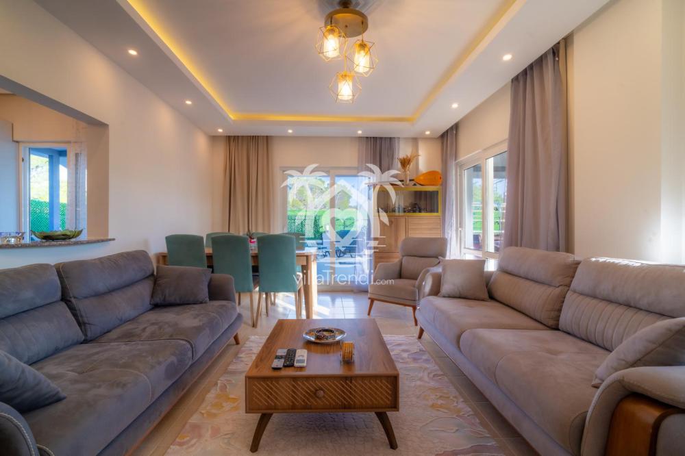 Villa Pine Marin Marmaris'in konforlu koltuk takımı ve şık dekorasyonlu salonu.