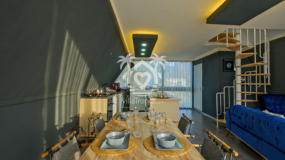 Saklıkent Havuzlu Bungalov 3 loft salon içi modern ahşap yemek masası düzeni.