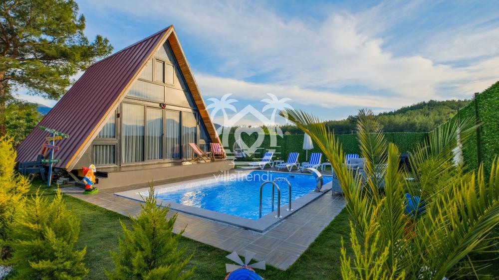 Saklıkent Havuzlu Bungalov 3 yeşil bahçe alanı ve lüks ahşap dış cephe mimarisi.