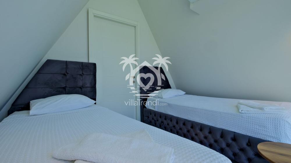 Saklıkent Havuzlu Bungalov 1 loft kat iki tek kişilik yatak odası düzeni.