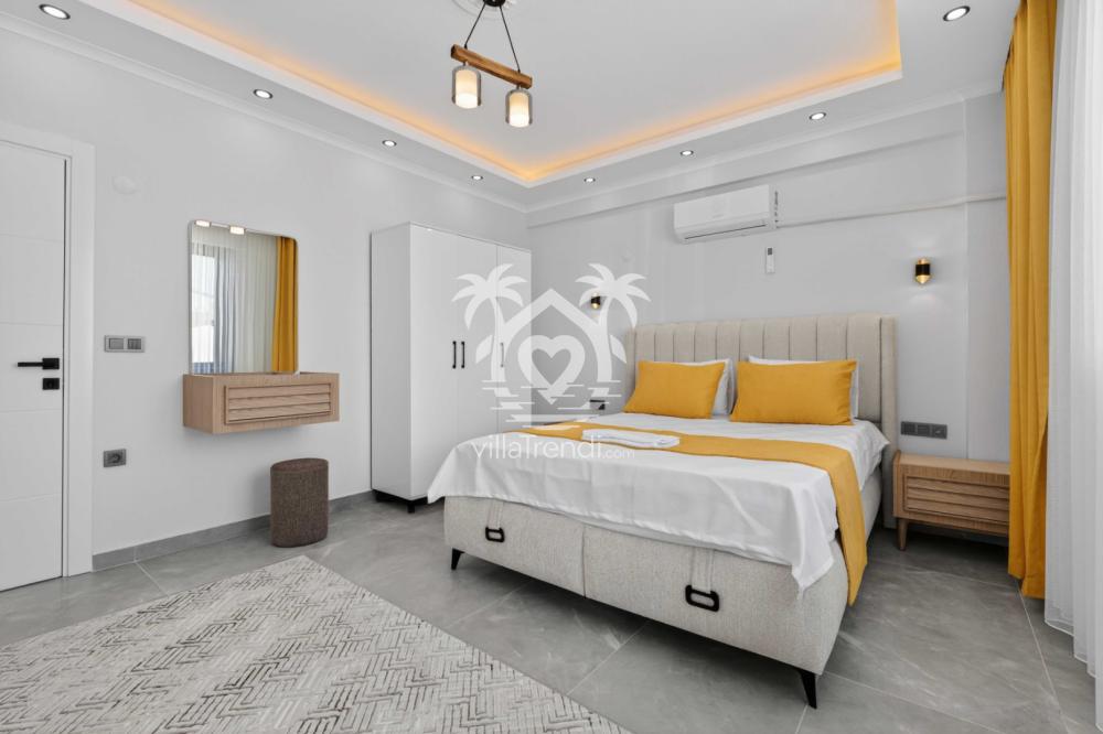 Villa Doğa Fethiye ebeveyn yatak odası sarı konseptli tasarım.