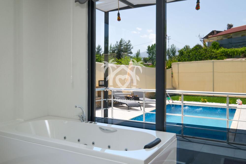 Villa Pri 2 ana yatak odasında havuz ve doğa manzaralı lüks jakuzi.