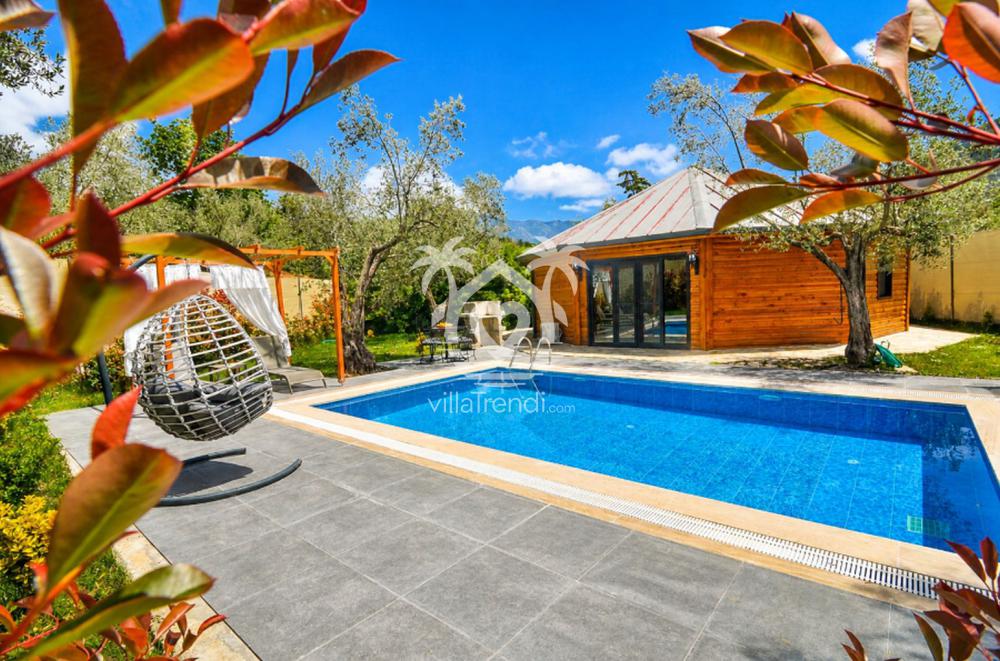 Villa Ahşap Kayaköy 1 - Tam korunaklı özel yüzme havuzu ve doğal ahşap mimarili dış cephe.
