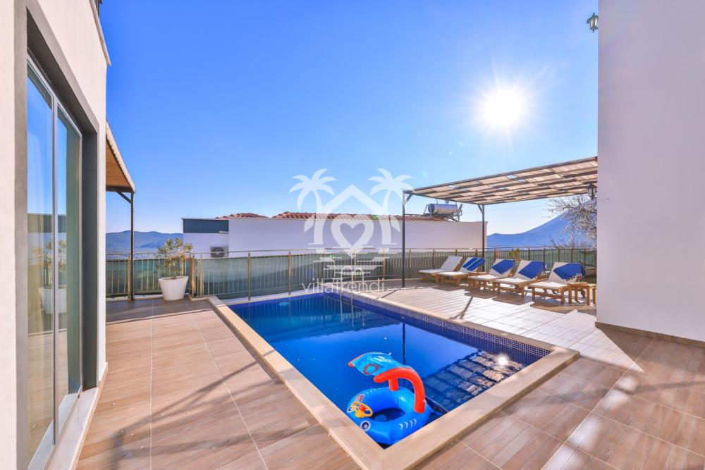 Villa Alpanos özel havuz alanı 
