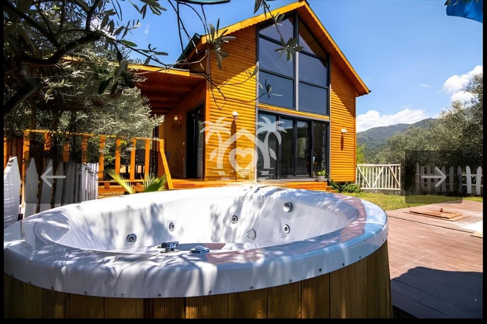 Göcek doğa içinde kiralık villa Amor dış mekan jakuzi ve orman manzarası.