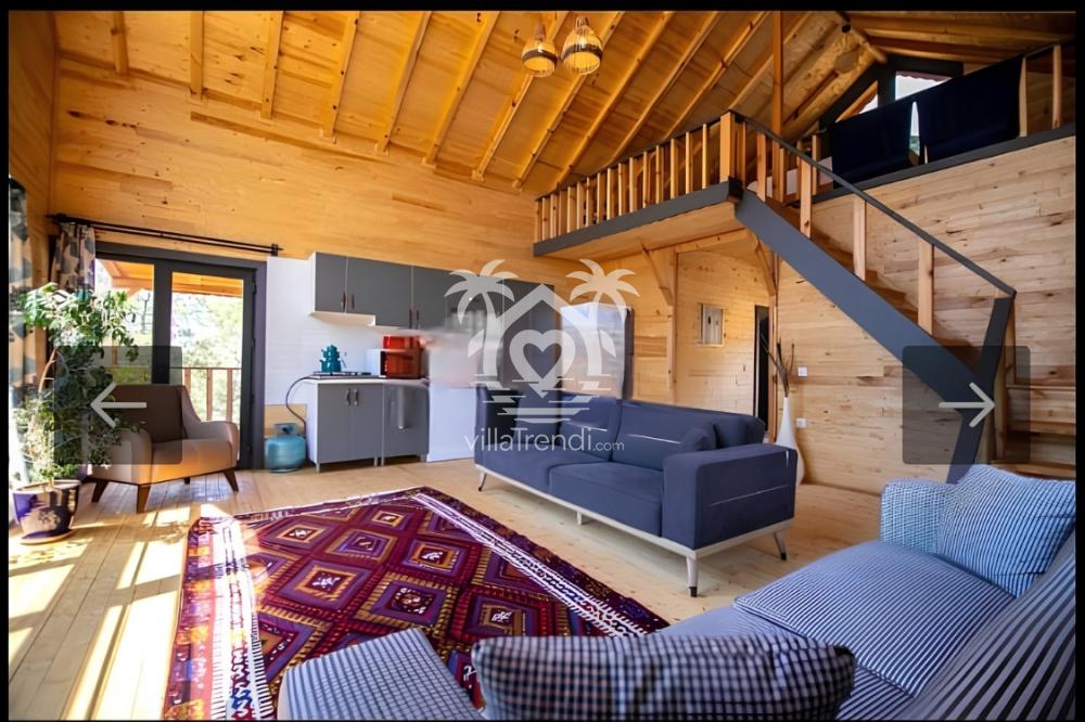 Villa Amor Göcek otantik ahşap salon tasarımı ve loft kat merdiveni.